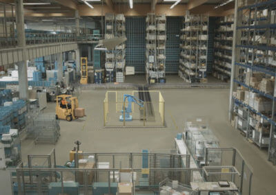 3D animierter Industrie – Roboter in Realfilm Umgebung